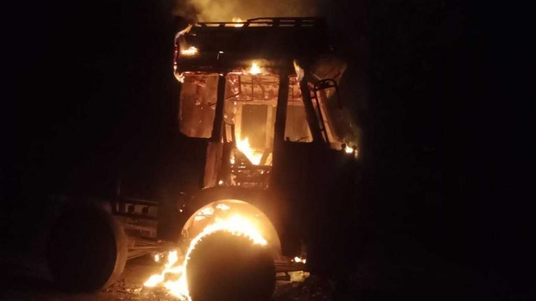 Dhanbad News : बरवाअड्डा में कोयला डिपो में हंगामा, तोड़-फोड़, जला दिया गया कोयला लदा ट्रक…