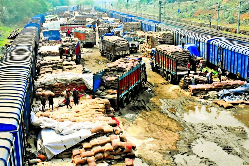 Dhanbad News:चावल की 500 बोरी भीगने के मामले में एफसीआइ कर्मियों व ट्रांसपोर्टर को शो-कॉज…