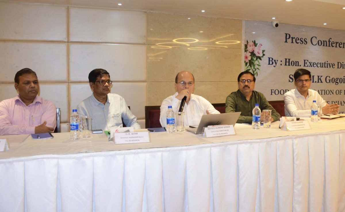 Dhanbad News : धनबाद में सुखाया जा रहा भीगा हुआ चावल और एफसीआइ को नहीं हुआ नुकसान…