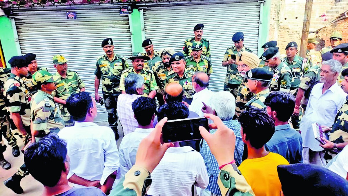 बीएसएफ अधिकारियों ने मुर्शिदाबाद के हिंसा प्रभावित इलाकों का दौरा किया, लोगों को सुरक्षा का आश्वासन…