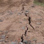 Dhanbad News: भौंरा-जहाजटांड़ मार्ग में पड़ी दरार, ग्रामीणों ने हंगामा कर ठप कराया काम…