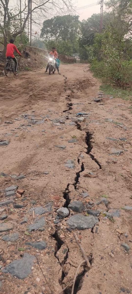 Dhanbad News: भौंरा-जहाजटांड़ मार्ग में पड़ी दरार, ग्रामीणों ने हंगामा कर ठप कराया काम…