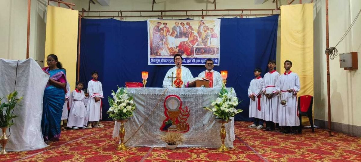 Dhanbad News: पुण्य गुरुवार पर फादर ने धोये 12 शिष्यों के पांव ….