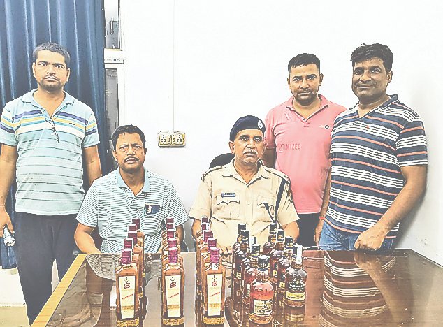 Dhanbad News: गंगा दामोदर एक्सप्रेस से अवैध शराब बरामद….