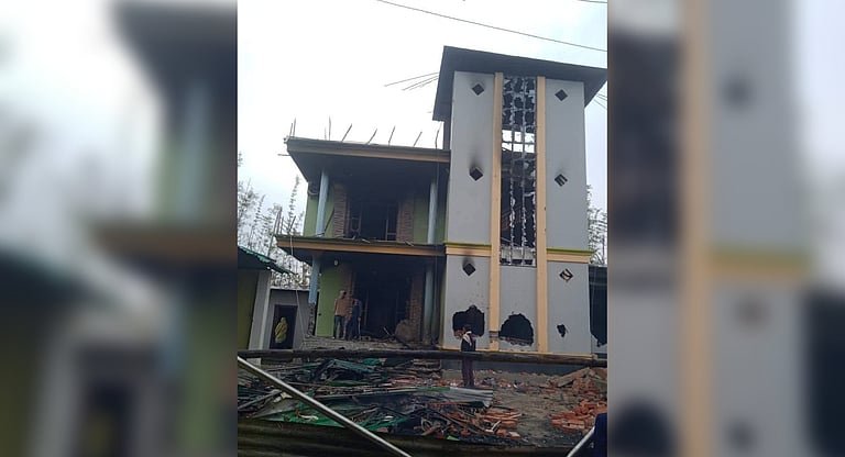 मणिपुर : भाजपा नेता के घर में आगजनी की घटना के बाद लिलोंग में निषेधाज्ञा लागू…