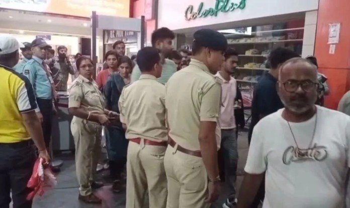 Breaking : धनबाद के ओजोन गैलेरिया मॉल में व्यक्ति को सरेआम मारी गोली, मचा हड़कंप…