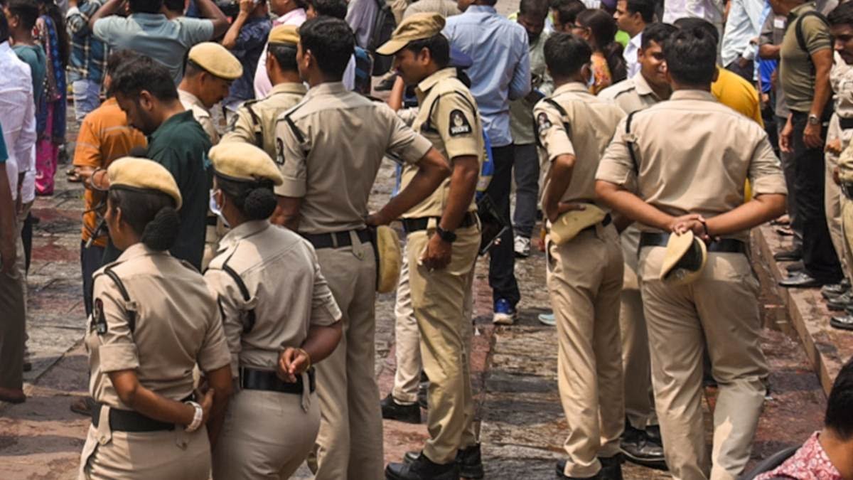 हैदराबाद को दहलाने की साजिश नाकाम, ISIS से जुड़े दो शख्स गिरफ्तार; बम बनाने का सामान बरामद…