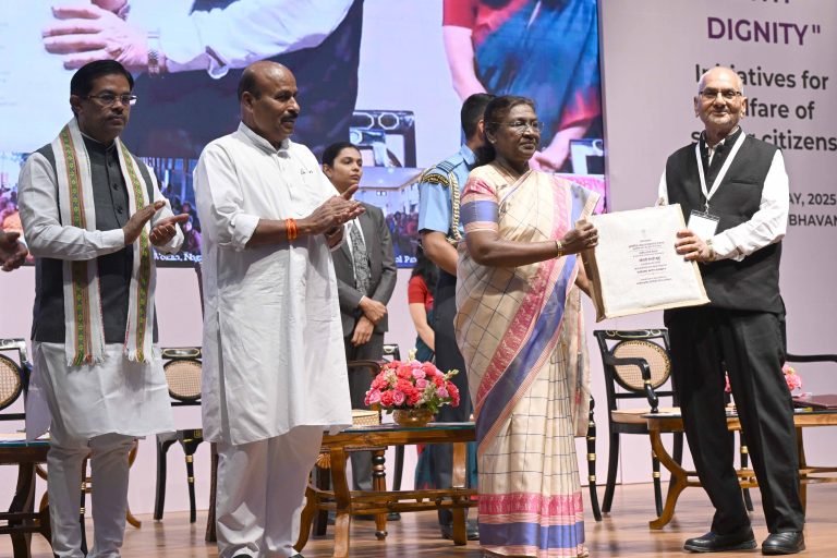 राष्ट्रपति द्रौपदी मुर्मु ने कहा- ‘वरिष्ठ नागरिक अतीत से जुड़ने की कड़ी और भविष्य के मार्गदर्शक होते हैं’…