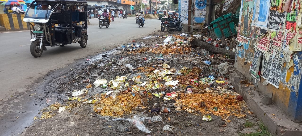 गरीब भूखे पेट सो रहा शादी के बचे हुए खाने को कूड़ेदान में फेंक दिया गया…