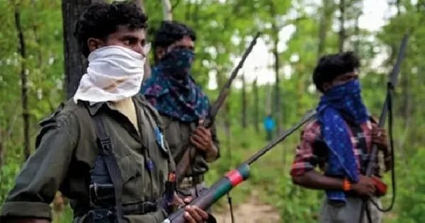 झारखंड ने नक्सलियों का तांडव: गोली मारी… गाड़ियों में लगायी आग, देर रात 10 की संख्या में माओवादियों ने किया बड़ा कांड…