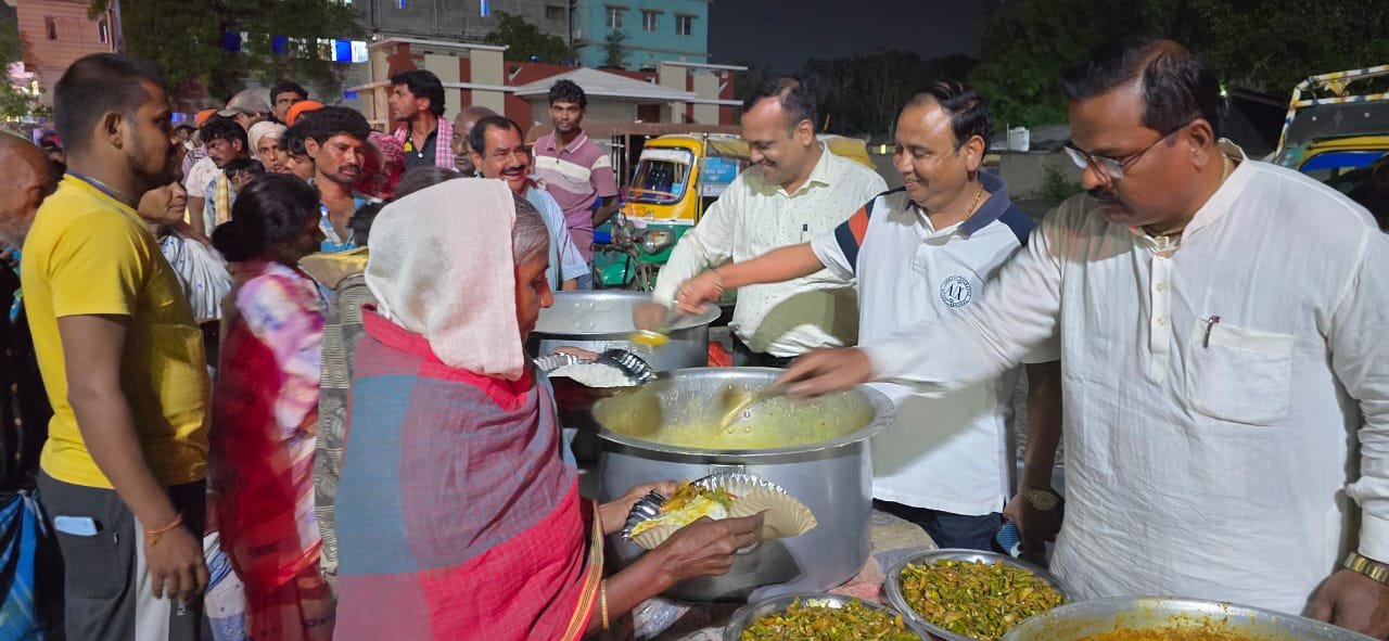 हावड़ा डिवीजन के डीसीएम ने गरीबों संग नि:शुल्क भोजन का उठाया लुत्फ..लुत्फल हक की जमकर की तारीफ…