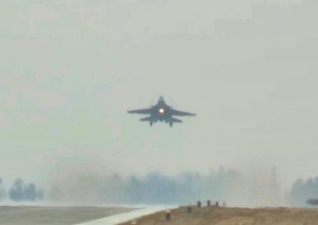 गंगा एक्सप्रेसवे में भारत ने रात में भी दिखाई ताकत, राफेल, जगुआर, सुखोई की उड़ान देख हिल गया पाकिस्तान!…