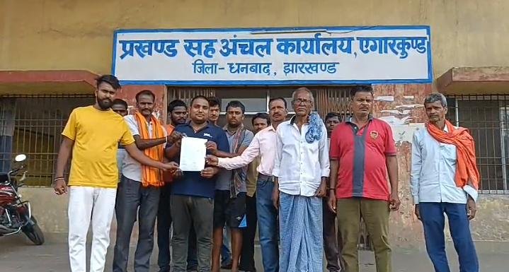 ECL प्रबंधन के रवैए से क्षुब्द ग्रामीणों ने सौंपा बीडीओ को ज्ञापन…