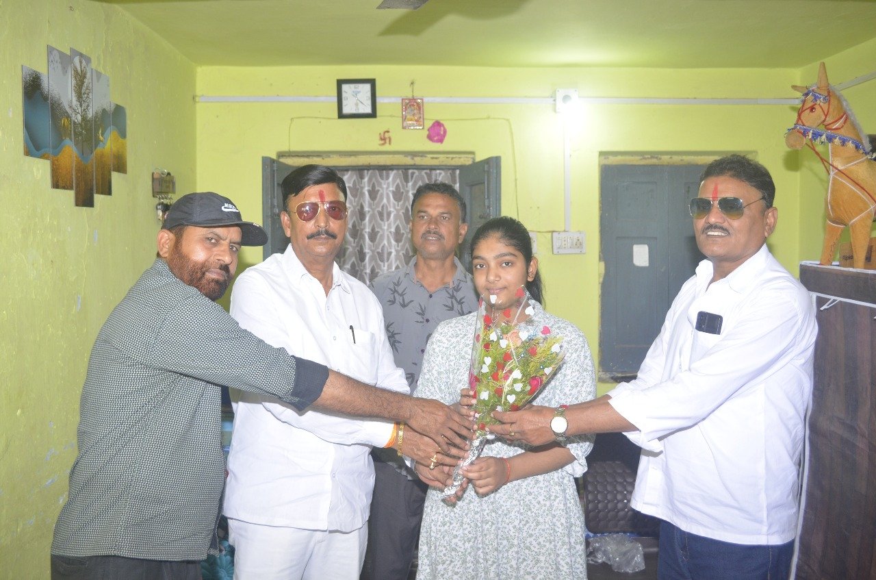 डिनोबली स्कूल सिंदरी की टॉपर पल्लवी को भाजपा नेता दिनेश सिंह ने किया सम्मानित…