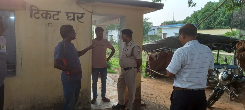 टिकट रहते हुए धनबाद स्टेशन में टीटी ने यात्री को पकड़ा,540 रुपया का काटा चालान , धोखरा के ग्रामीणों ने किया हंगामा.. मामला बढ़ता देख रेलवे कर्मियों ने पैसा लौटाया…