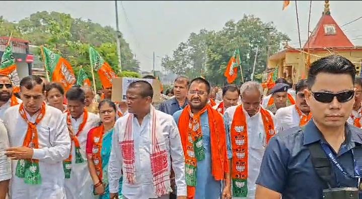 धनबाद के बीजेपी MP ढुल्लू और बाघमारा MLA ने आक्रोश रैली के माध्यम पाक व बांग्लादेश घुसपैठियों को देश से बाहर निकालने की मांग… डीसी को सौंपा ज्ञापन…