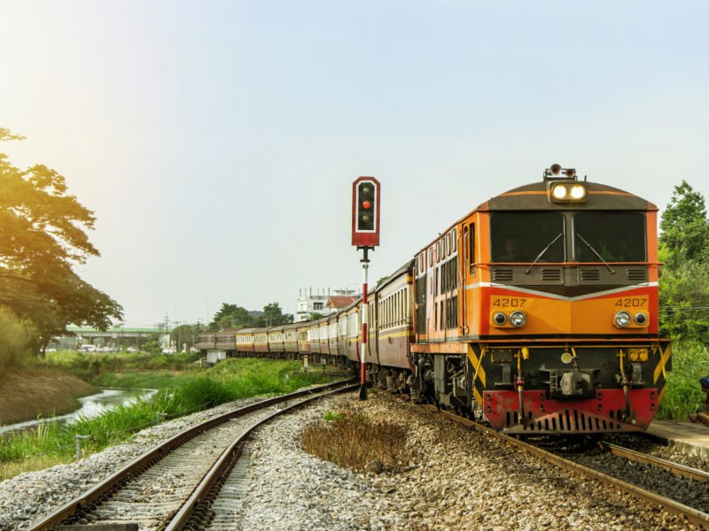 धनबाद स्टेशन पर सुरक्षा की खुली पोल, अलर्ट के बावजूद नहीं दिखे इंतजाम…