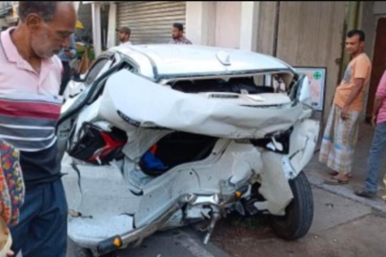 खड़ी कार में दूसरी कार ने मारी टक्कर फिर घुस गयी दुकान में…