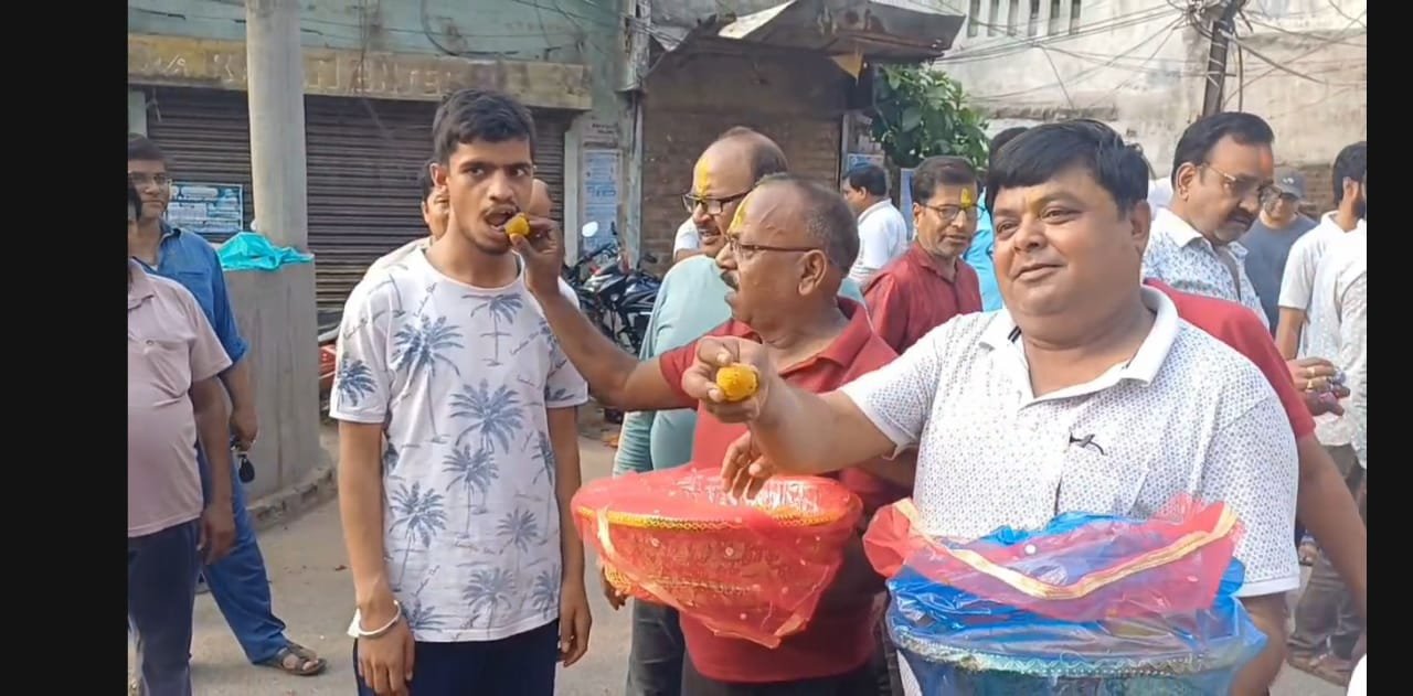 ऑपरेशन सिंदूर की सफलता पर जश्न : वीर सैनिकों के सम्मान में बंटी मिठाई, उड़ा अबीर”…