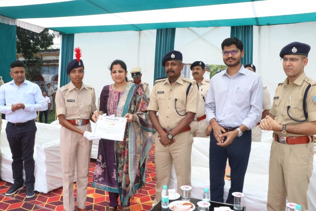 पुलिस केंद्र में नवनियुक्त ग्रामीण पुलिस (चौकीदार) का पारण परेड किया गया आयोजित….