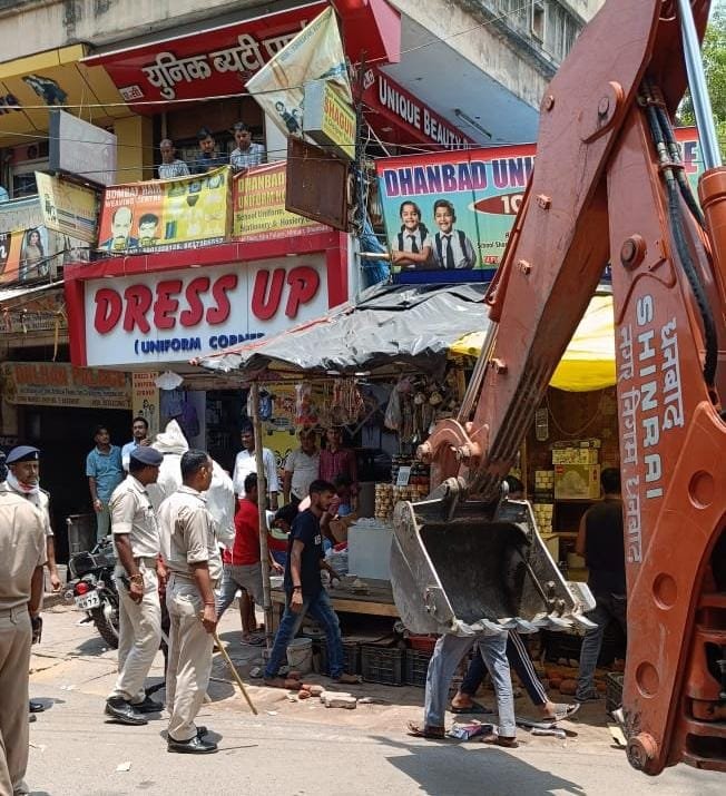 उपायुक्त के निर्देश पर वैकल्पिक मार्ग से हटाया गया अतिक्रमण…