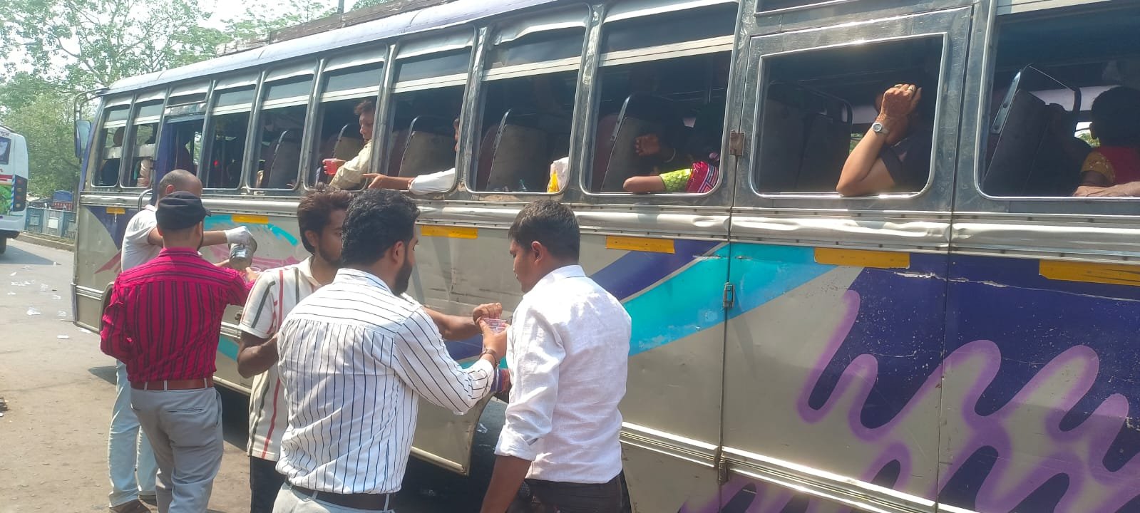 राहगीरों के बिच एक दिवसीय चना और शरबत वित्रण…