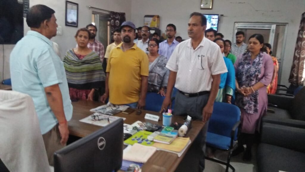 सिंदरी कालेज के भौतिक शास्त्र के विभागाध्यक्ष और टाइम्स ऑफ इंडिया के पत्रकार अनिल आशुतोष के नीधन को लेकर सिंदरी महाविद्यालय में शोक मनाते हुए लोगों ने दो मिनट का मौन रखा।