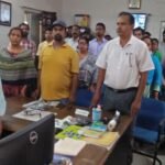 सिंदरी कालेज के भौतिक शास्त्र के विभागाध्यक्ष और टाइम्स ऑफ इंडिया के पत्रकार अनिल आशुतोष के नीधन को लेकर सिंदरी महाविद्यालय में शोक मनाते हुए लोगों ने दो मिनट का मौन रखा।