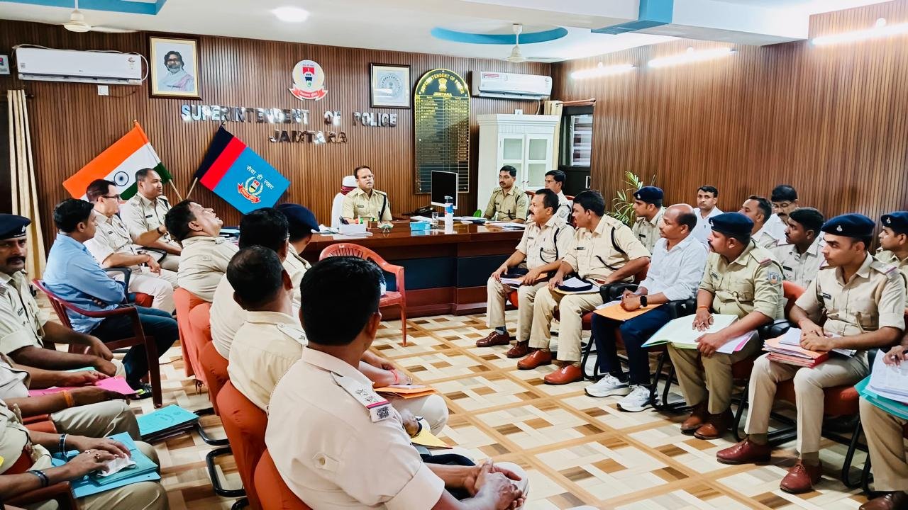 सख्त तेवर में दिखे जामताड़ा एसपी : अपराध नियंत्रण को लेकर थाना प्रभारियों पर गिर सकता है कार्रवाई की गाज…