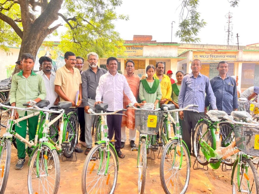 उत्क्रमित मध्य विद्यालय नावागढ़ में साइकिल वितरण कार्यक्रम, विधायक शत्रुघ्न महतो ने बच्चों को किया प्रोत्साहित…