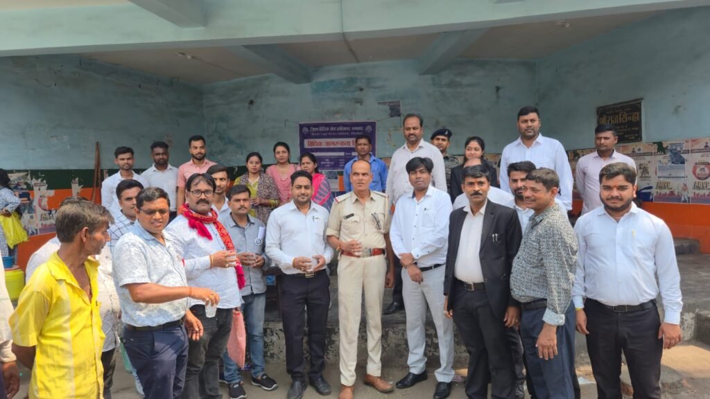 डिहाइड्रेशन से बचने के लिए तरल पेय व ओआरएस का घोल जरूरी..न्यायाधीश डालसा के टीम ने लोगों के बीच ओआरएस घोल का किया वितरण….