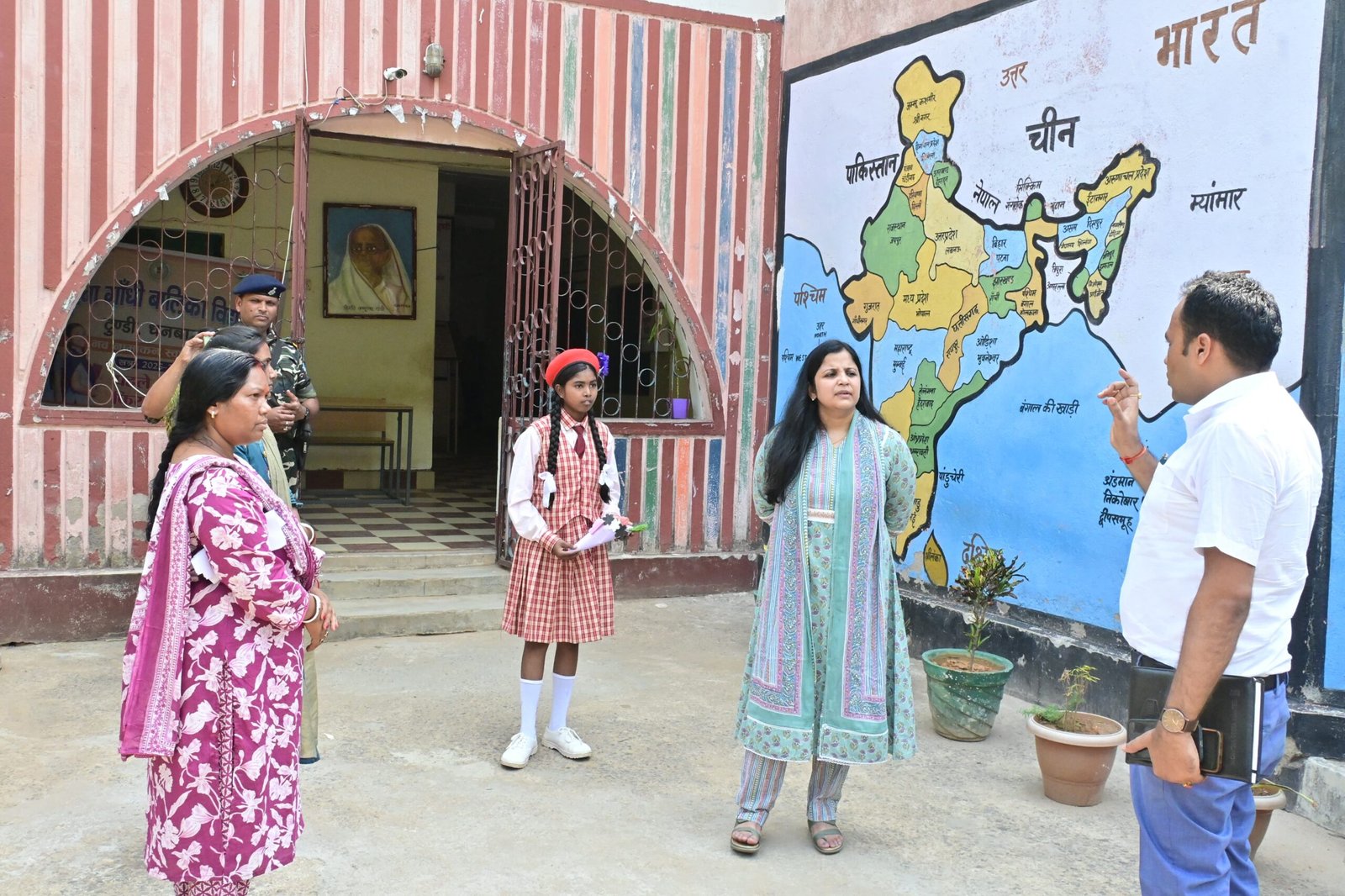 उपायुक्त ने किया कस्तूरबा विद्यालय का औचक निरीक्षण…