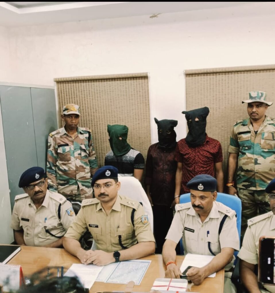 साइबर अपराधियों पर बड़ी कार्रवाई, तीन गिरफ्तार, फर्जी सिम, मोबाइल और एटीएम जब्त….