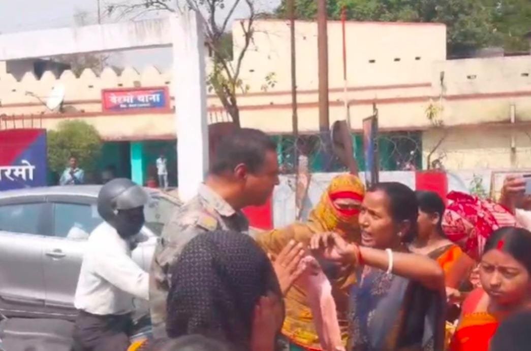 बोकारो में मंईयां योजना के पैसे के लिए सड़क पर उतरीं महिलाएं, जमकर किया हंगामा…