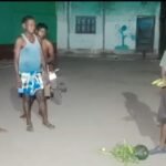 रात के अंधेरे मे खेतों से सब्जी चुराते रंगे हाथों पकड़ा गया चोर किसानो ने पुलिस को शौंपा…