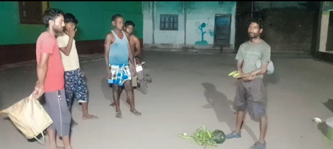 रात के अंधेरे मे खेतों से सब्जी चुराते रंगे हाथों पकड़ा गया चोर किसानो ने पुलिस को शौंपा…