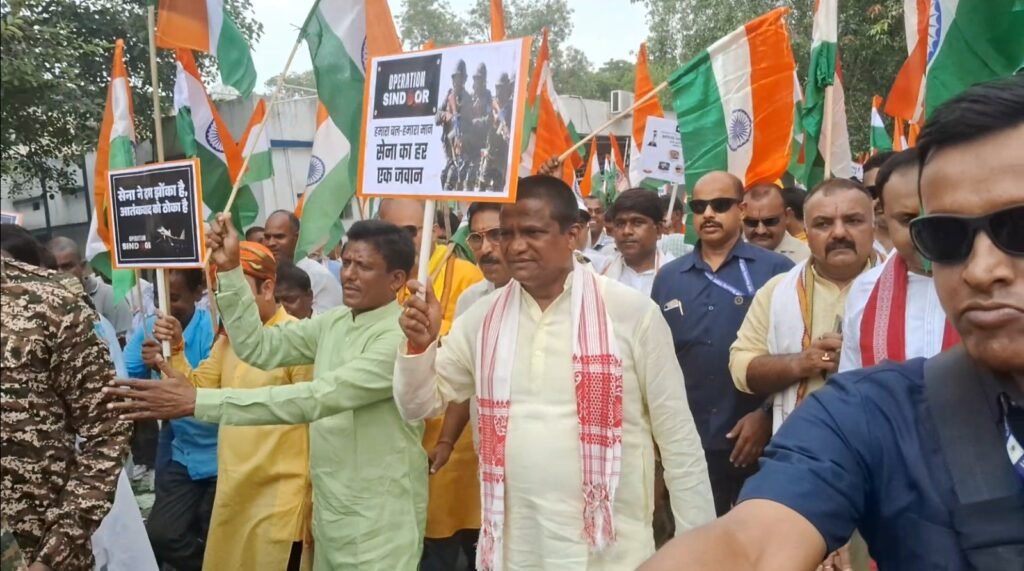 बीजेपी की तिरंगा यात्रा में उमड़ा जज्बे का सैलाब…सबने कहा ..सैनिकों के सम्मान में हिंदुस्तान खड़ा है…