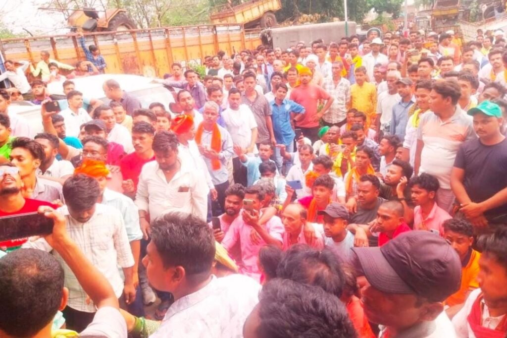 ठेकेदार के बेटे की हत्या से भड़का गुस्सा, डुमरी-फुसरो रोड जाम, थाना में तोड़फोड़….