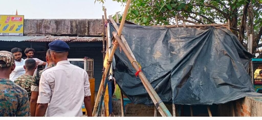 बलियापुर में चला अतिक्रमण मुक्त अभियान, 50 दुकानों के छज्जे व खंभे हटाये गये…