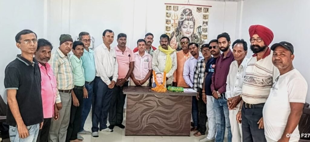 ऑल इंडिया स्माऑ एण्ड मिडियम जर्नलिस्ट वेलफेयर एसोसिएशन के द्वारा प्रोफेसर सह टाइम्स ऑफ इंडिया के पत्रकार अनिल आशुतोष के निधन पर उनके तस्वीर पर फूल माला अर्पित कर दो मिनट का मौन रख कर लोगों ने श्रद्धांजलि दी…