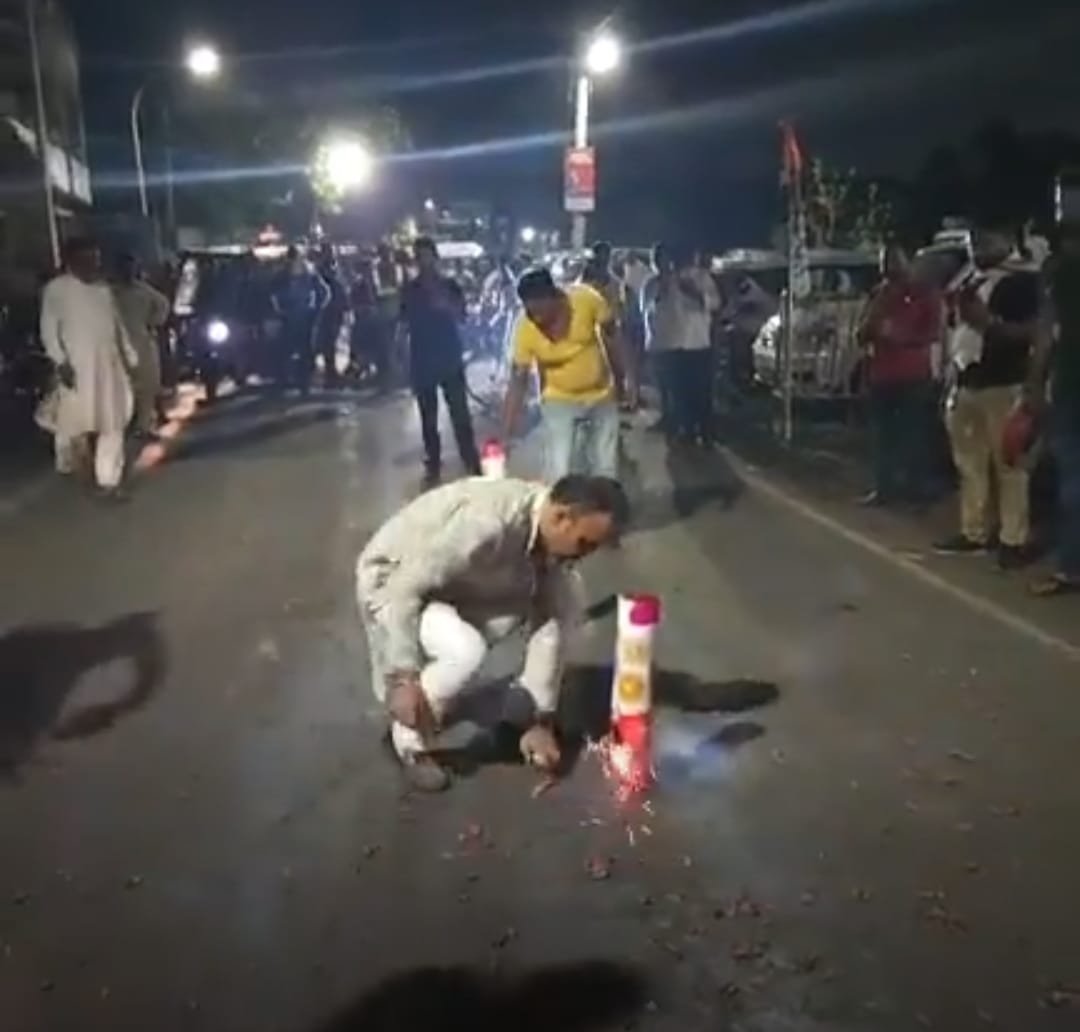 तृणमूल विधायक हरेराम सिंह के बेटे ने सड़क जाम कर की आर्तिसबाजी…