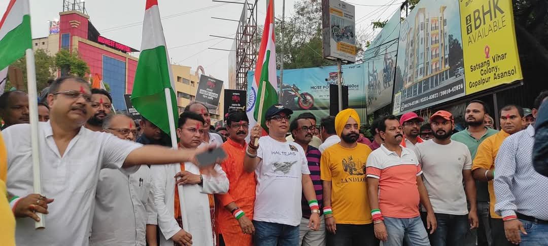 ऑपरेशन सिंदूर भारतीय सेना के सम्मान ने आसनसोल मे एक तरफ भाजपा तो दूसरी तरफ तृणमूल ने निकाला तिरंगा यात्रा…