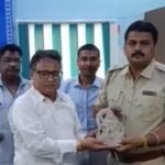 बालू खनन के दौरान अजय नदी से मिली काली मूर्ति पुलिस ने बर्दवान विश्व विद्यालय को शौंपा…