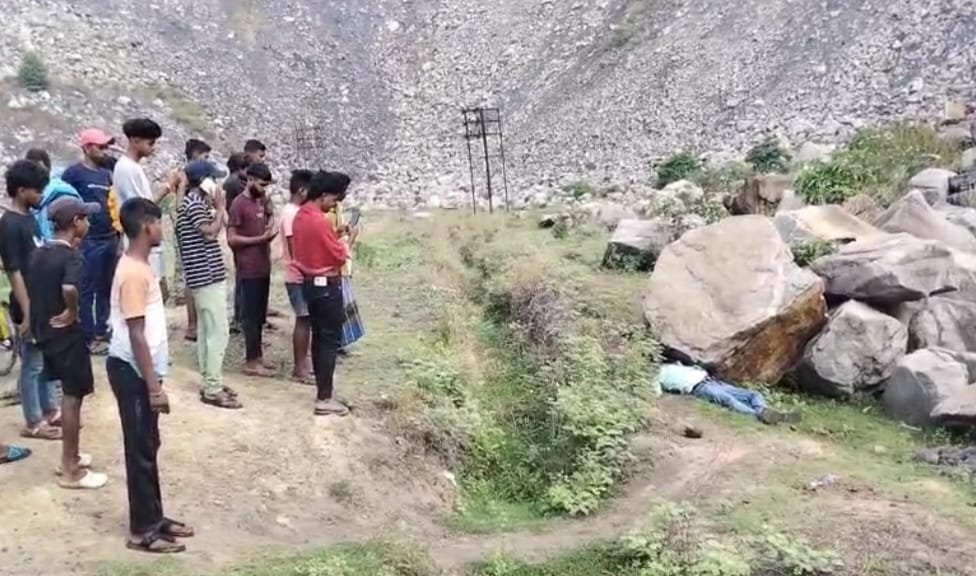 कतरास में अज्ञात व्यक्ति का शव मिलने से सनसनी, खून से सना पत्थर व शराब की बोतल बरामद…