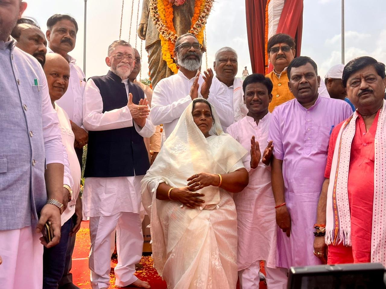 BBMKU में राज्यपाल और मुख्यमंत्री ने बिनोद बाबू की प्रतिमा का किया अनावरण, चंदनक्यारी विधायक उमाकांत रजक मंच पर गिरे सीएम हेमंत सोरेन ने संभाला…