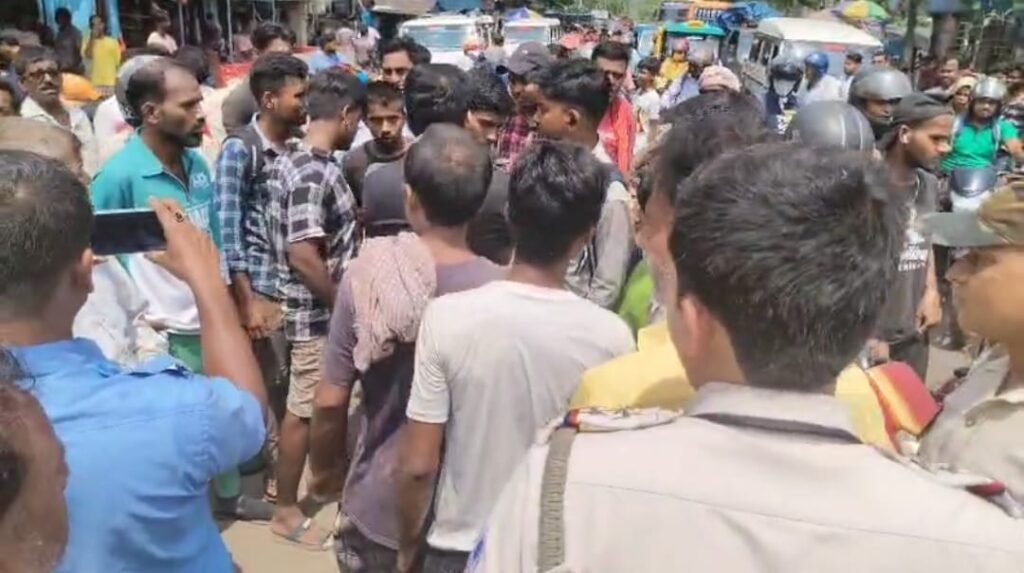 पेयजल की मांग को लेकर लच्छीपुर मेन गेट के सामने सड़क जाम कर लोगों का प्रदर्शन, पुलिस के साथ धक्का-मुक्की…