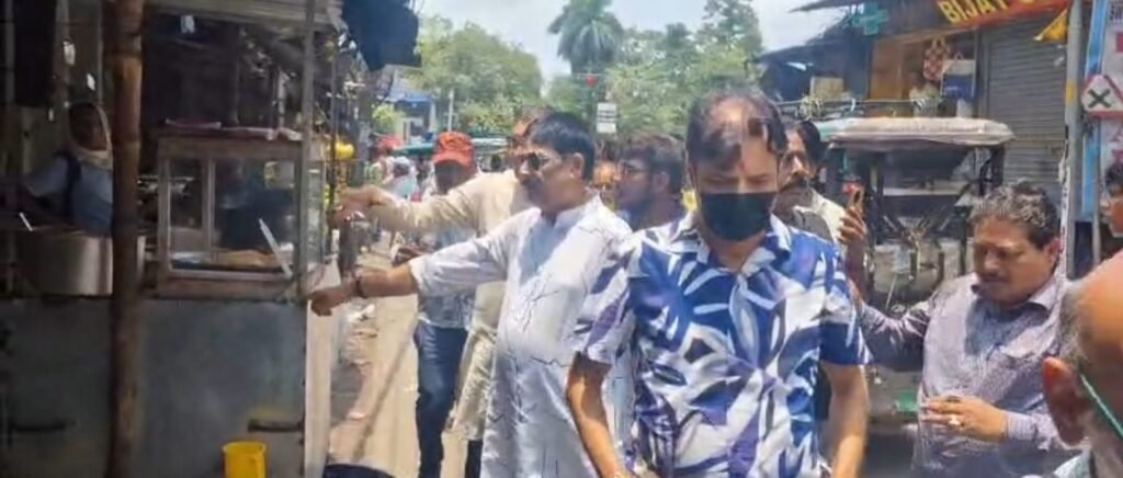 गुरुवार को हाटन रोड मे नाली निर्माण का शुरू होगा कार्य मेयर बिधान उपाध्याय और चेयरमेन अमरनाथ चटर्जी ने किया दौरा…