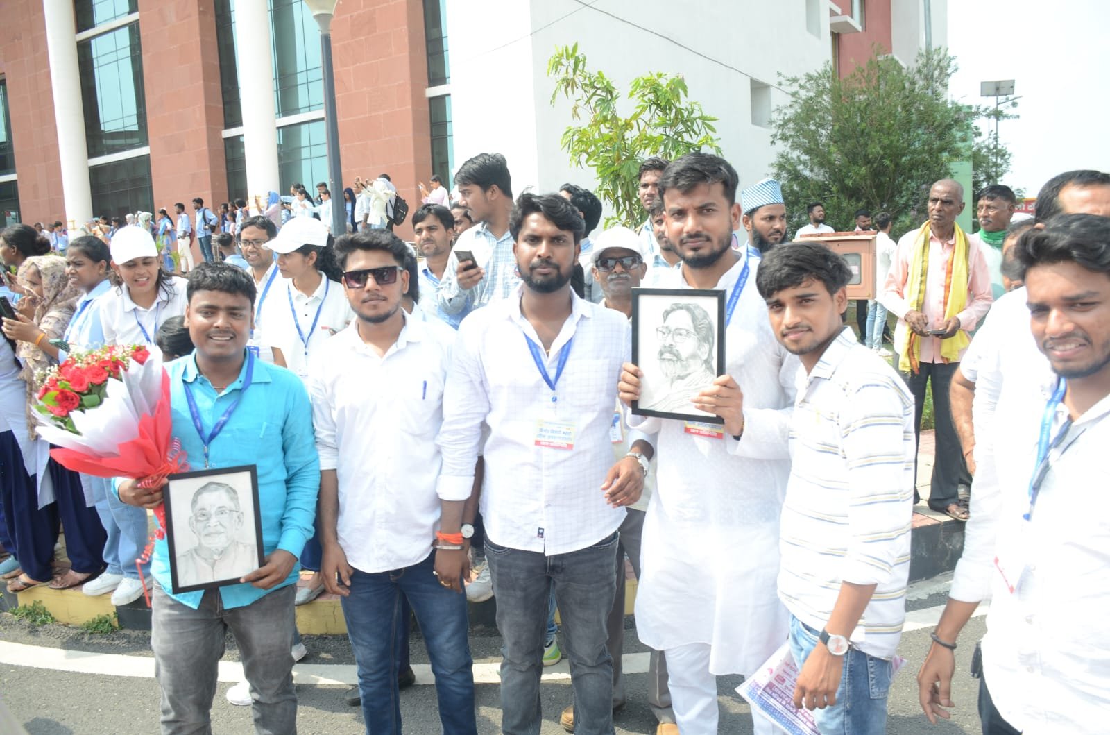 धनबाद -प्रतिमा अनावरण समारोह में स्थानीय युवाओं ने राज्यपाल और मुख्यमंत्री को भेंट किया भावनाओं से जुड़ा हस्तनिर्मित स्केच…