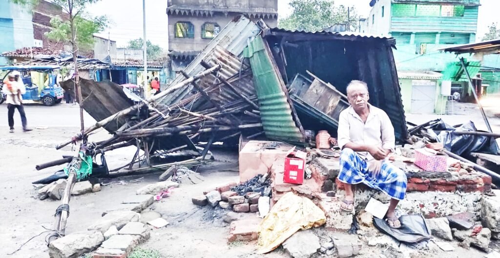 तेज़ आंधी-बारिश में उड़ी चाय की दुकान…