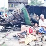 तेज़ आंधी-बारिश में उड़ी चाय की दुकान…